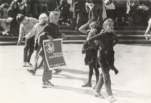 Girls at Vietnam Moratorium, New York City, 1970 (by Diana Davies)